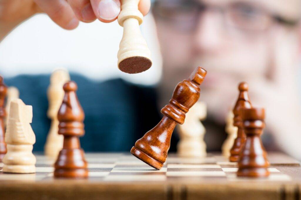 Preciso de orientação jurídica 1 Man Holding Chess Piece