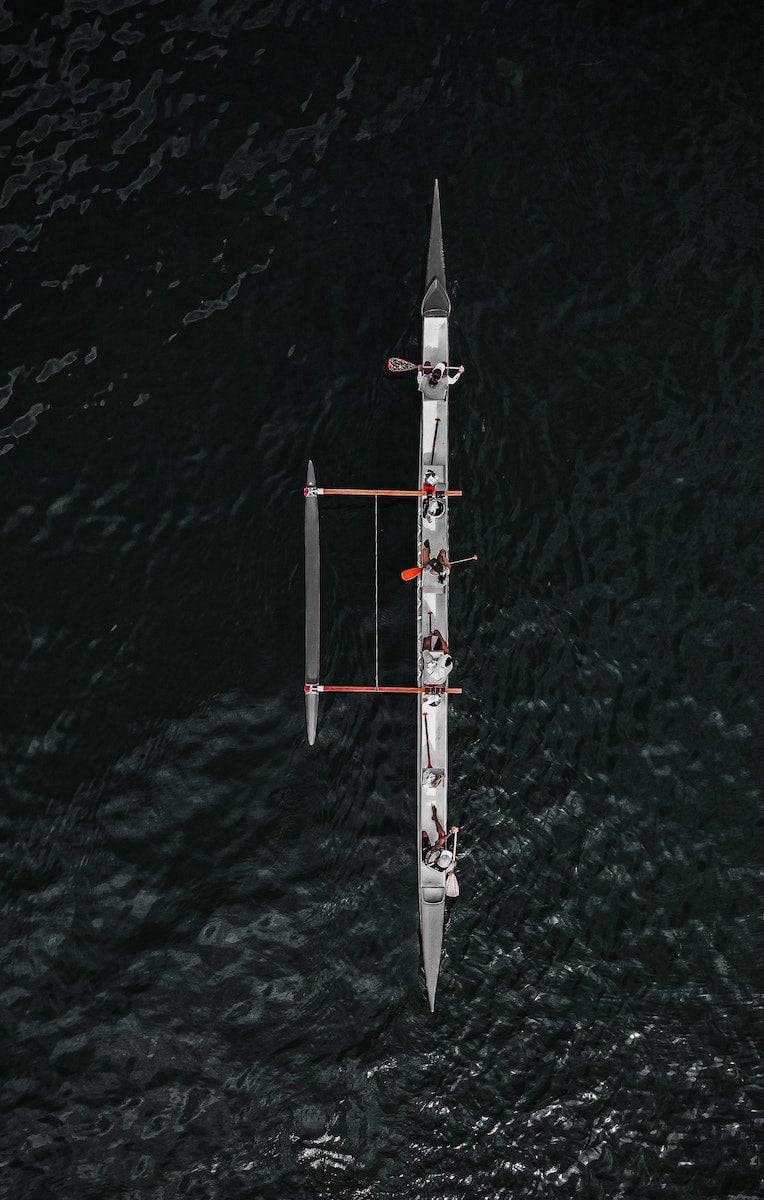 Preciso me defender em um processo 2 Rowing boat with sportspeople in water